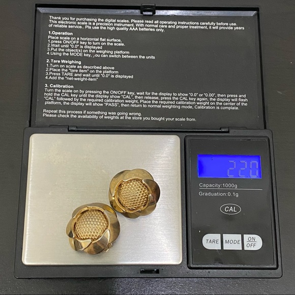 Vintage Unsigned Gold-tone Flower Button Clip On Earrings - Picture 7 of 13